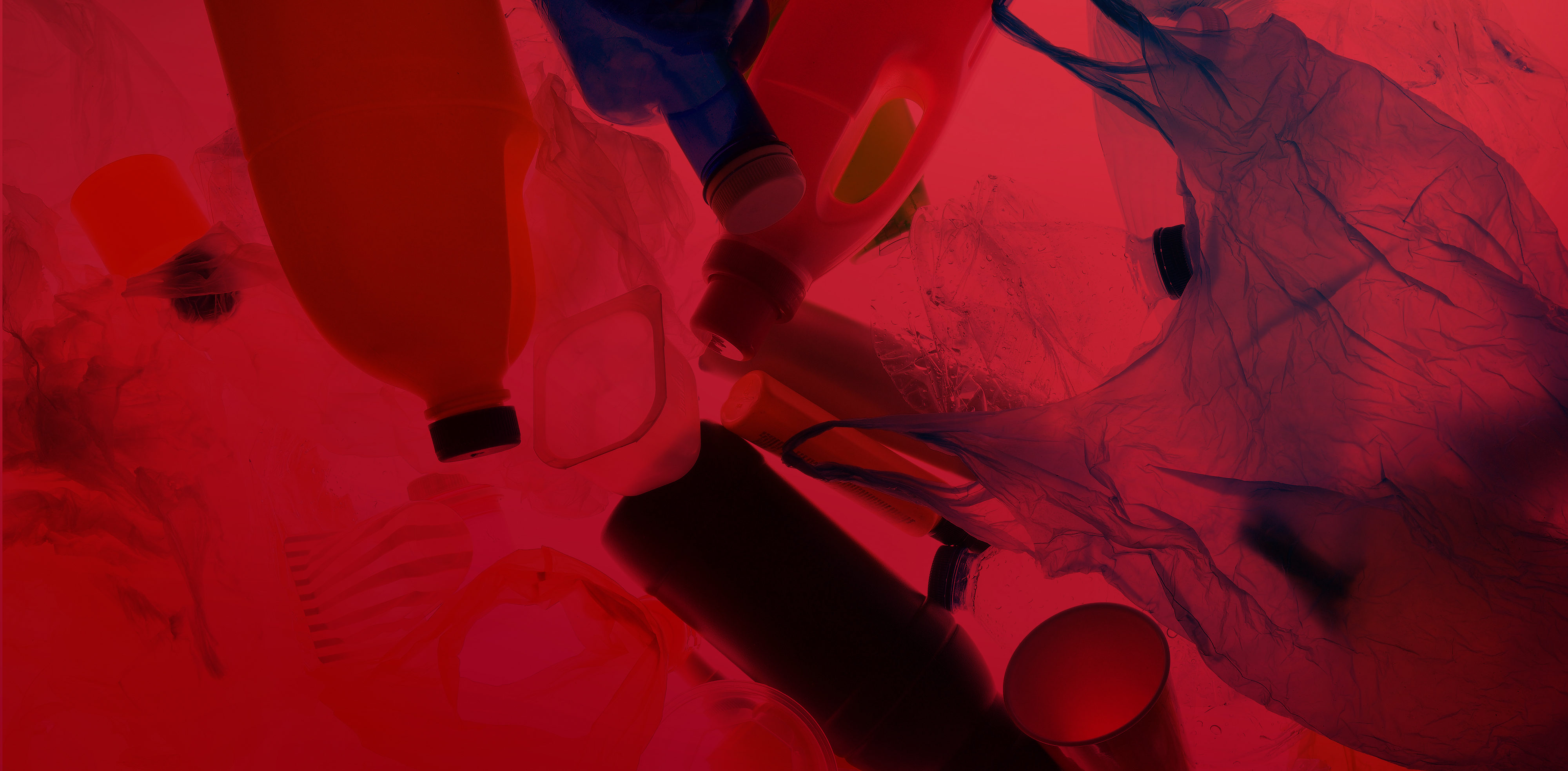Hintergrund: Nahaufnahme von rotem Plastikmüll