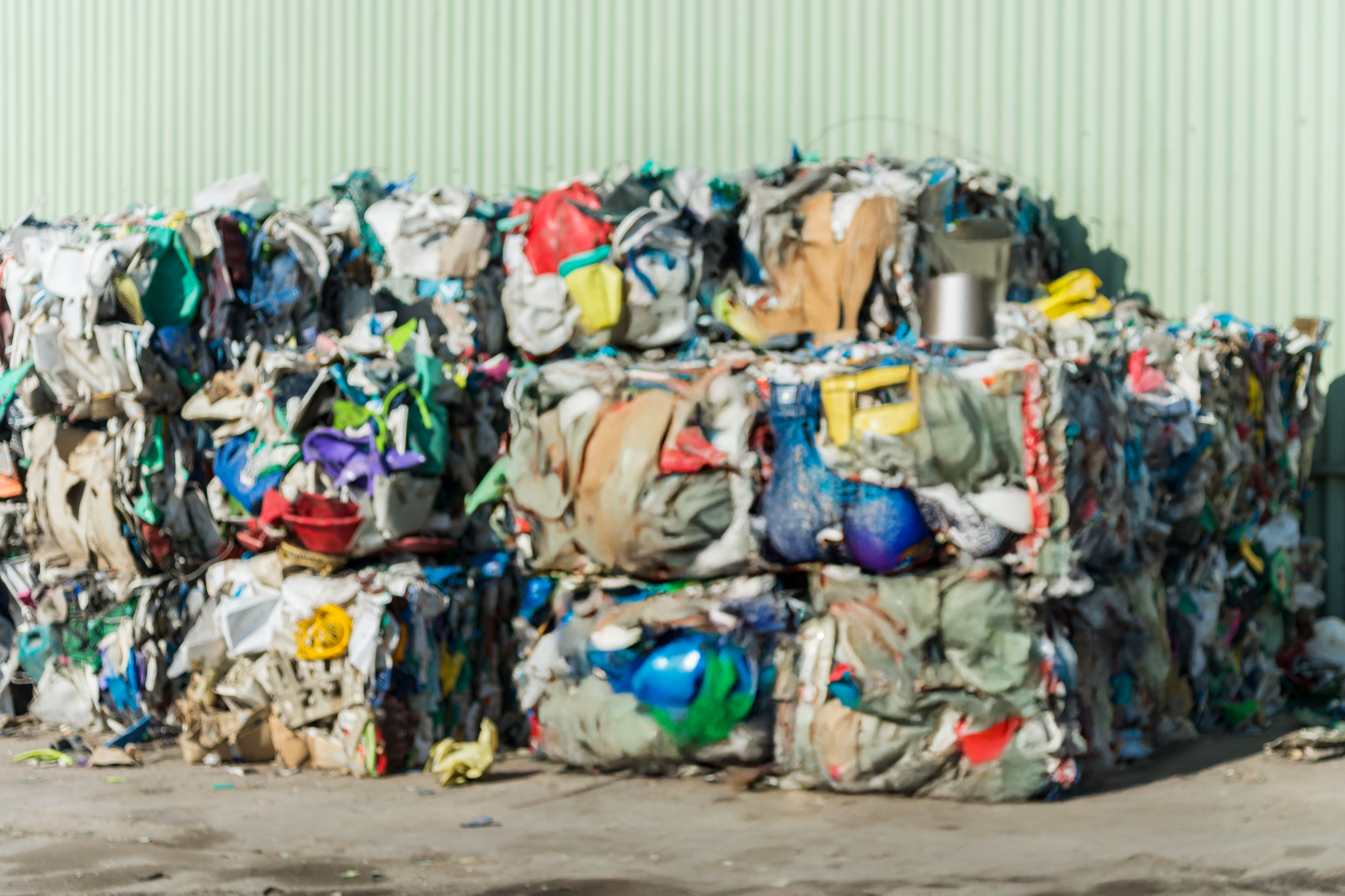 Hintergrund: Bunte Plastikflaschen